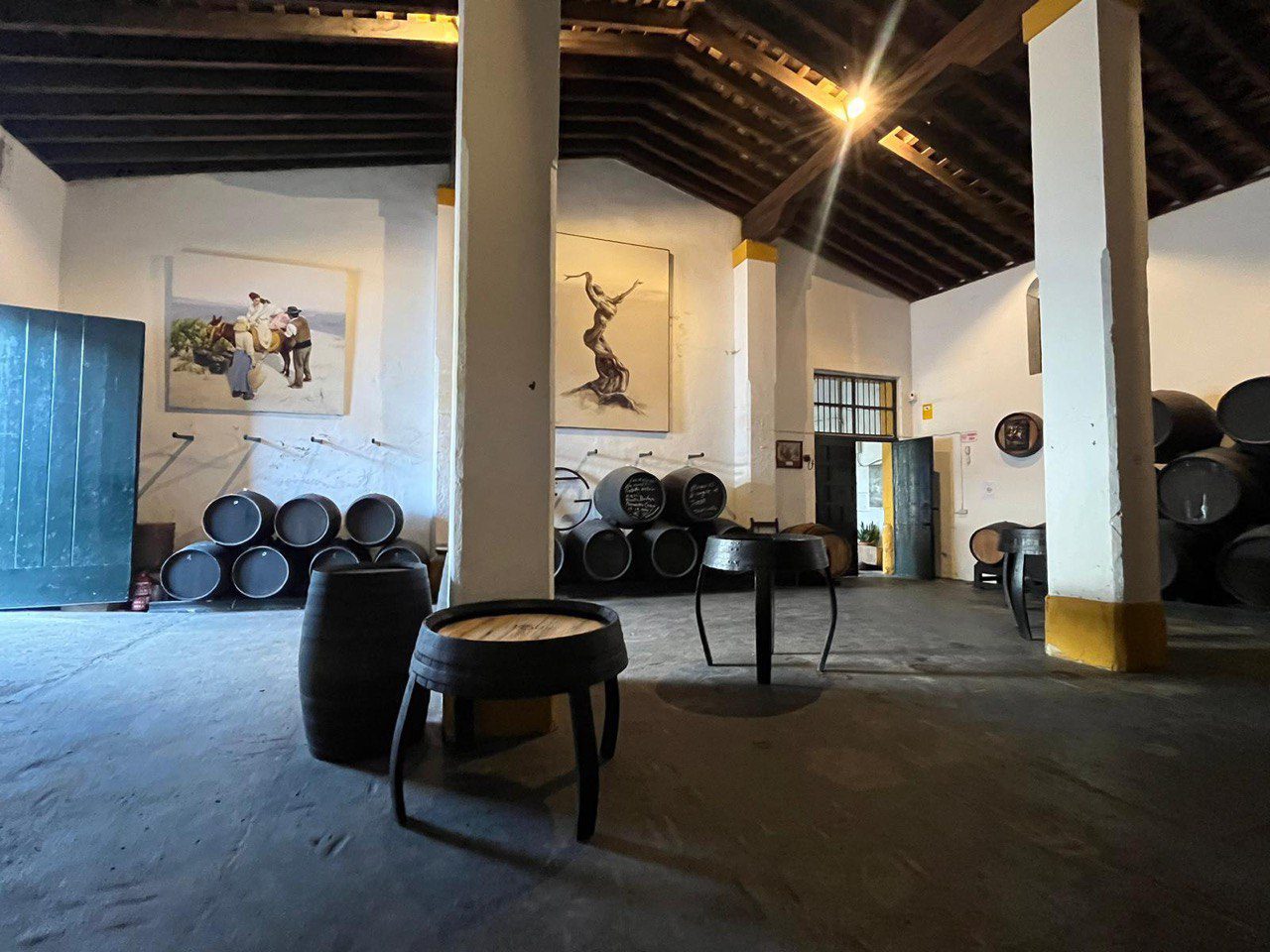 Barricas de roble en la bodega Gago Barrels