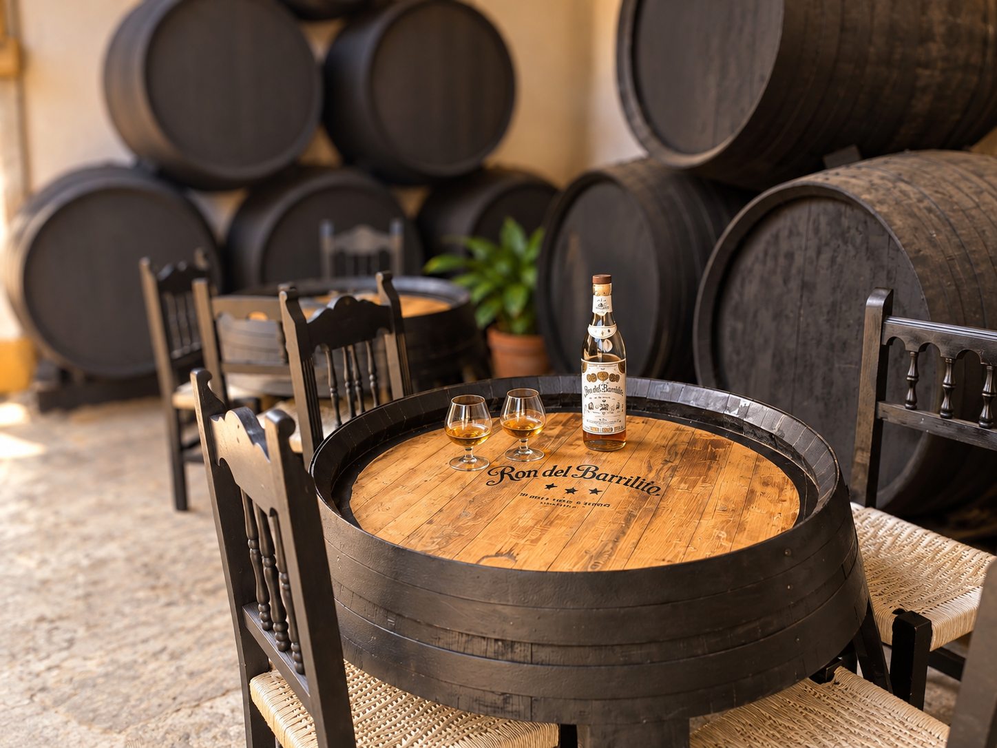 Espacio de cata de Ron del Barrilito con barricas y copa en Jerez