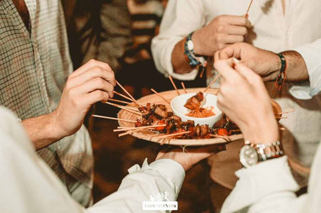 Amigos compartiendo tapas en Tabanco Los Monos