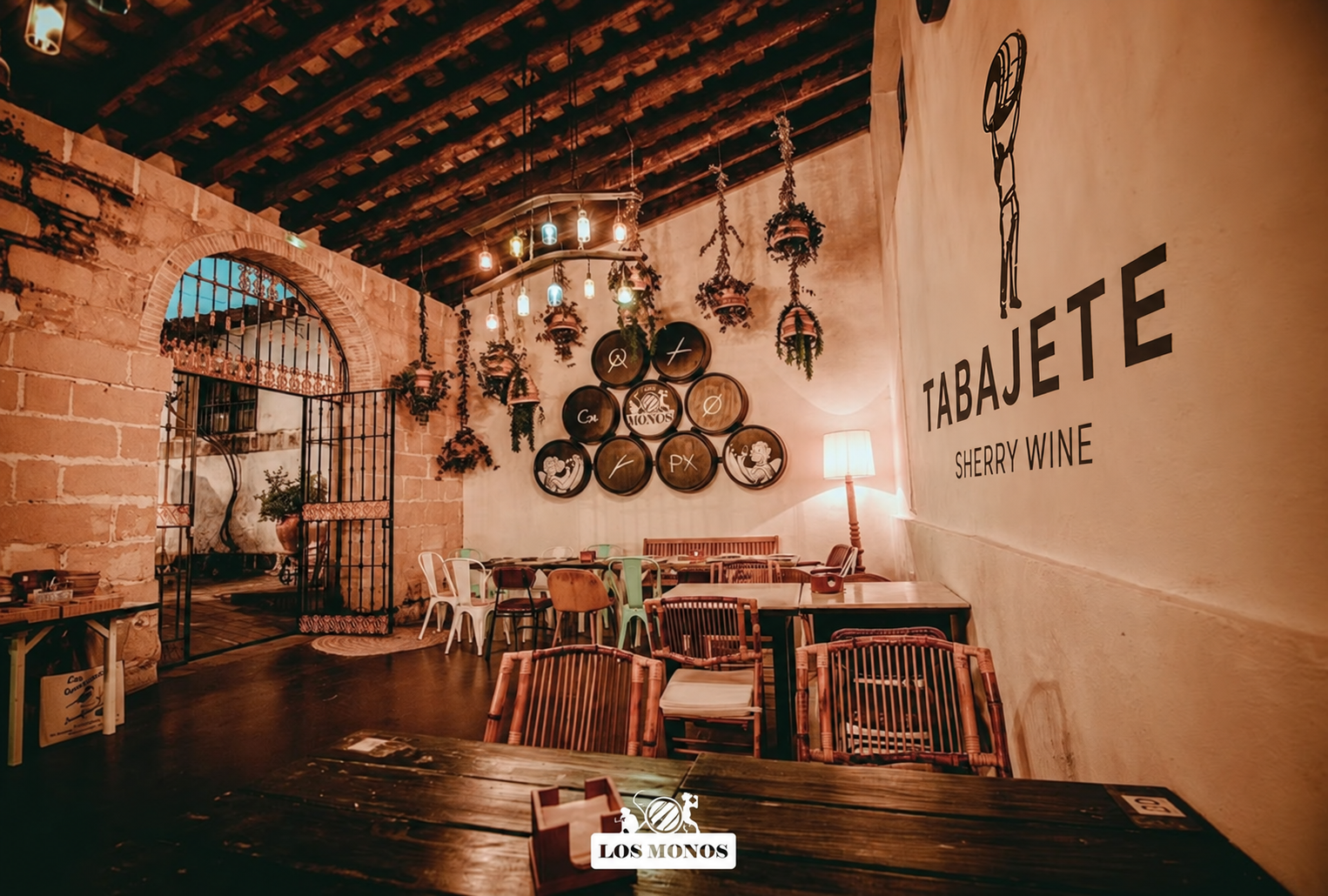 Interior de Tabanco Los Monos en Jerez de la Frontera, con el cartel TABAJETE