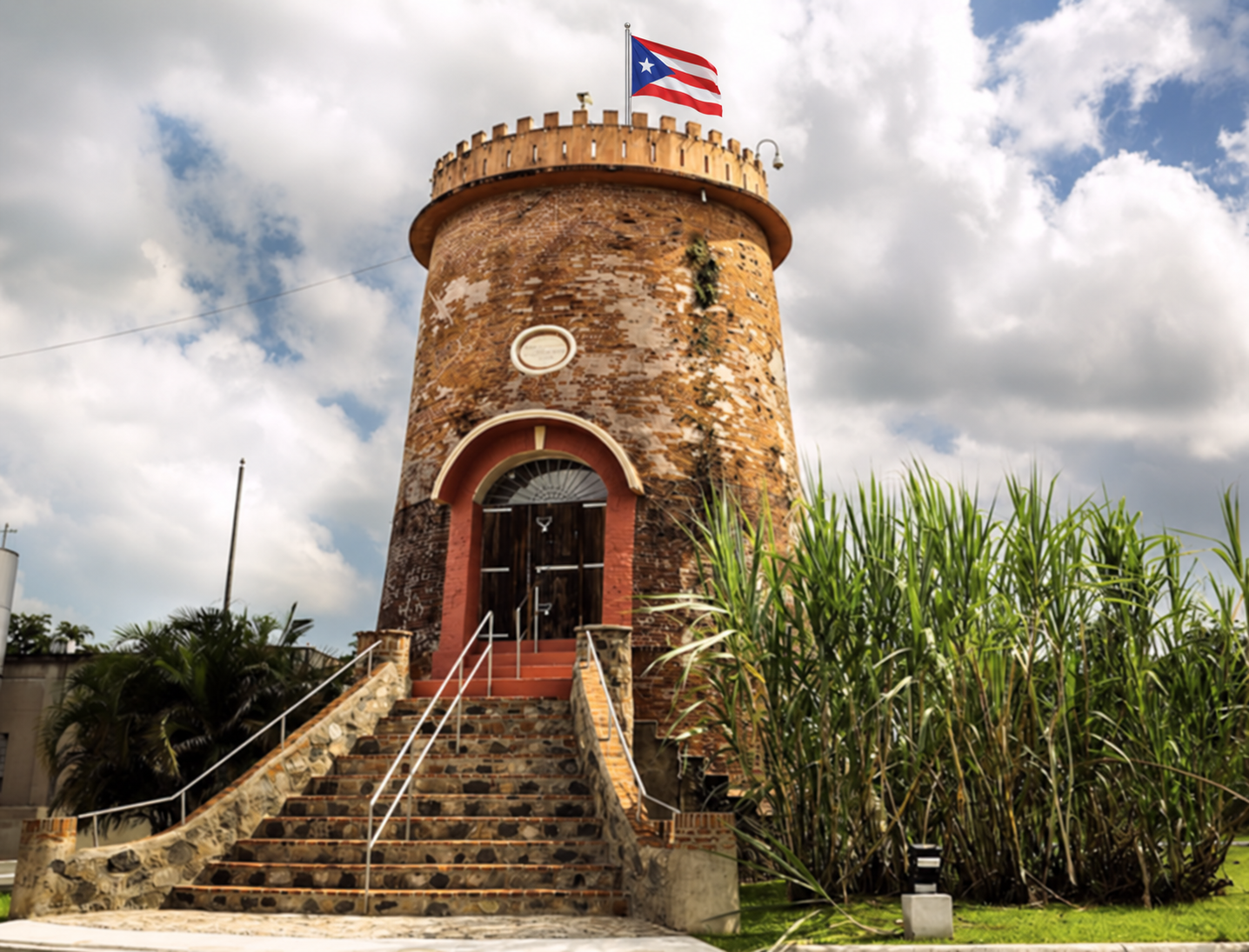 Torre de ladrillo con la bandera de Puerto Rico y escalinata de piedra